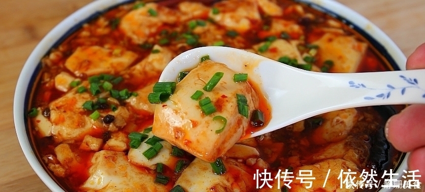 2盒豆腐,1勺淀粉,这个做法百吃不厌,出锅那一刻口水留下来