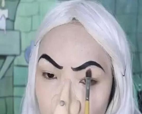 妹子仿妆老奶奶,形象太过逼真,带上帽子时吓坏网友