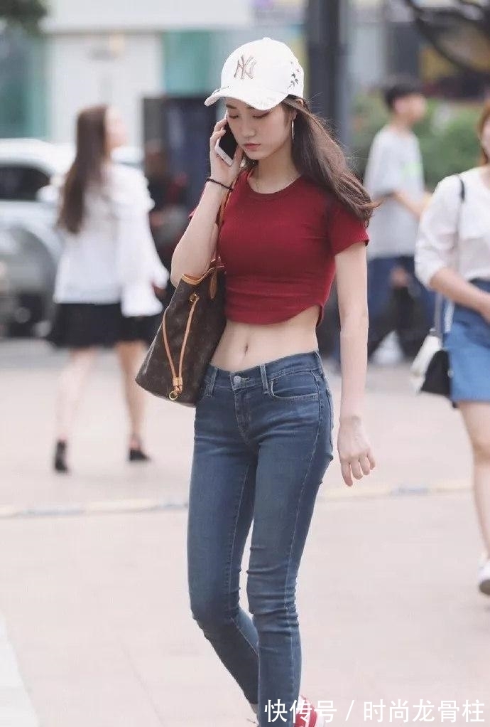 露脐装|都市女孩时髦穿搭,红色露脐装搭配牛仔裤,释放青春活力