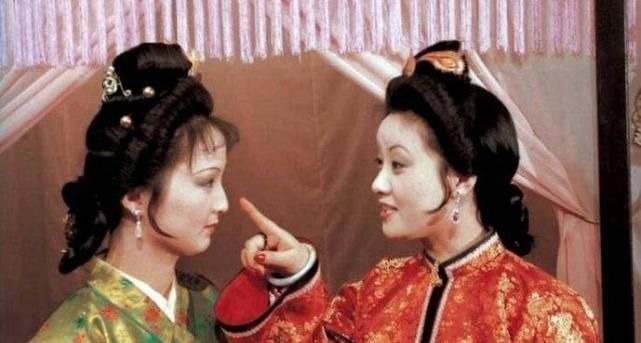 这件事$贾赦要纳鸳鸯为妾,王熙凤为什么告诉平儿出去躲躲