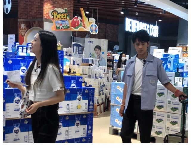 低头见|同是和丁真一起逛街，周也姚安娜态度差太多，一个细节瞬间路转粉