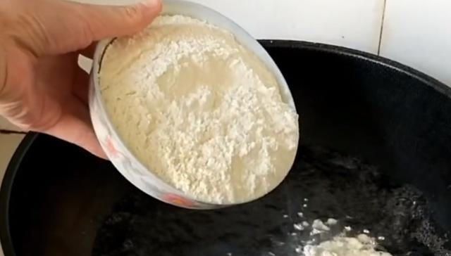 简单|1碗面粉倒进开水锅里,瞬间变美味,孩子吃完还想吃,做法超简单