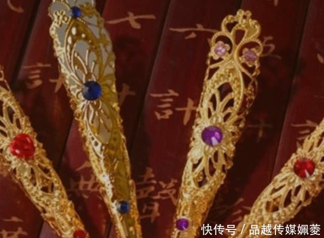 妃子们|清朝妃子为什么要戴假指甲?不只是为了装饰,真实作用其实是它