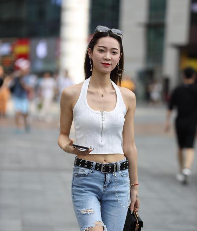 一字带 美女脚上搭配一双尖头高跟鞋,不管通勤还是出游穿都是非常不错的