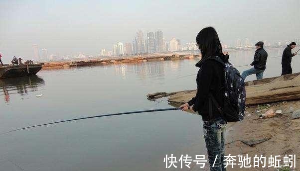 网红钓鱼主播溺亡,被捞上来时仍抱着鱼竿,网友自发悼念