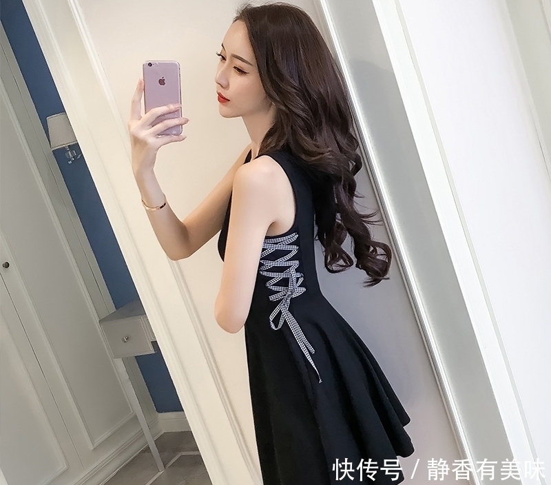 小姐姐穿|街拍:优雅的一字肩蕾丝拼接连衣裙,彰显小姐姐十足的名媛范!