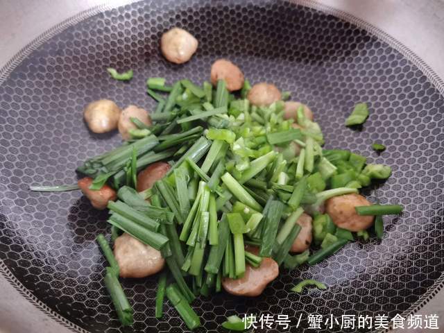 香喷喷的韭菜炒肉丸，美味又下饭，一大盘不够吃