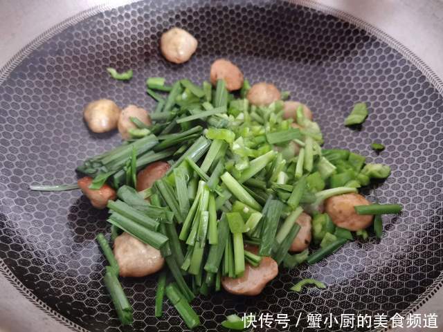 香喷喷的韭菜炒肉丸,美味又下饭,一大盘不够吃