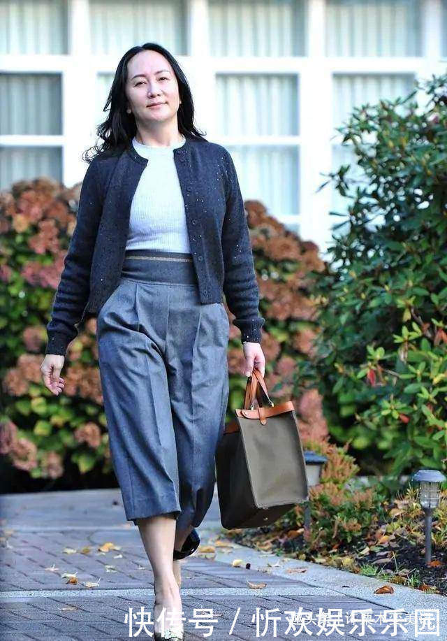 女人过了40岁尽量别穿卫衣配阔腿裤,推荐孟晚舟5套搭配,真优雅