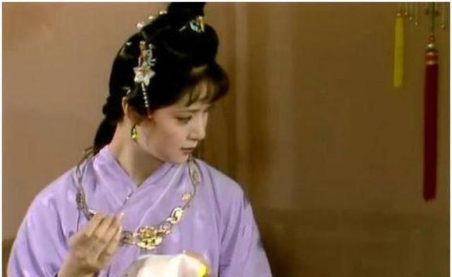 薛宝钗@薛宝钗出门忘吃冷香丸,丢人丢到贾母面前,王熙凤讽刺她不留情面