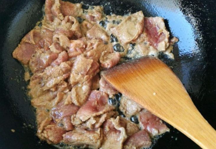 炒牛肉时腌制很重要,别只会加盐,教你正确做法,牛肉又嫩又香