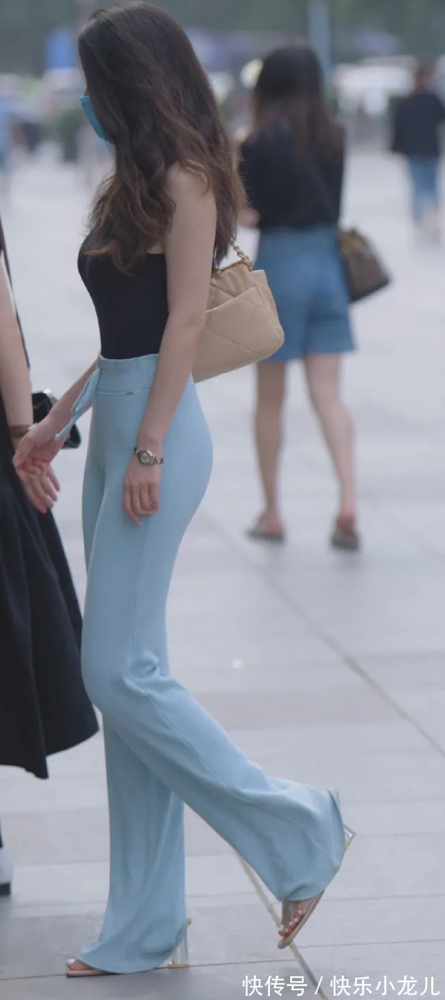 身材 休闲长裤的穿搭,也能让女孩完美身材得到展现