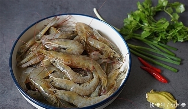 煮虾时,只加生姜和盐可不行,多加“2味”,虾肉不腥不柴味道鲜