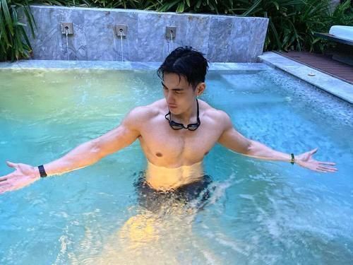 胸肌|俊俏型男有一身漂亮肌肉,胸肌、腹肌、臂肌紧实,人鱼线性感撩人