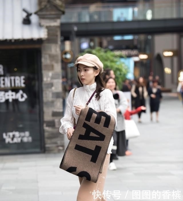 路人街拍,小姐姐选择红色露脐短T搭配白色紧身短裤,真是美翻了