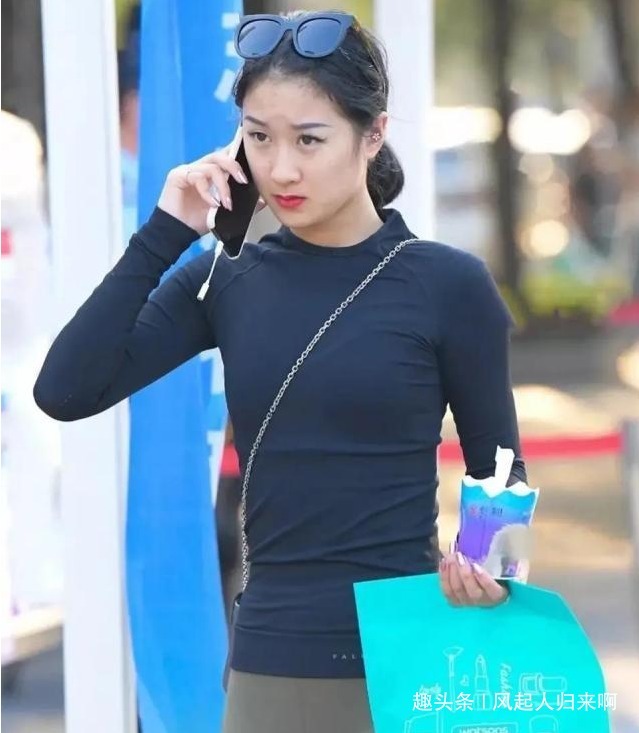 打底裤 苗条好看的打底裤美女，简约又衬托魅力，夸张的曲线让人大饱眼福