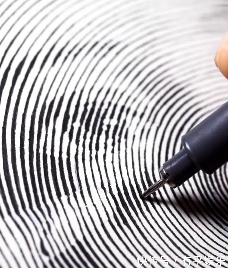 圈圈$美术生纸上转圈圈,开始以为画蚊香,成画阿丽塔效果炸裂!