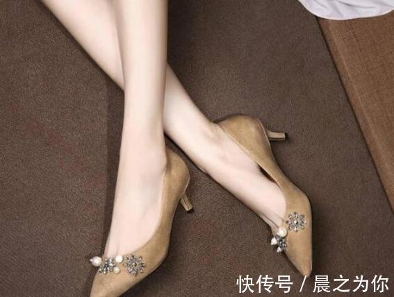 大长腿 优美的尖头高跟鞋,秀出白皙靓丽的大长腿,迷人好看又时尚!