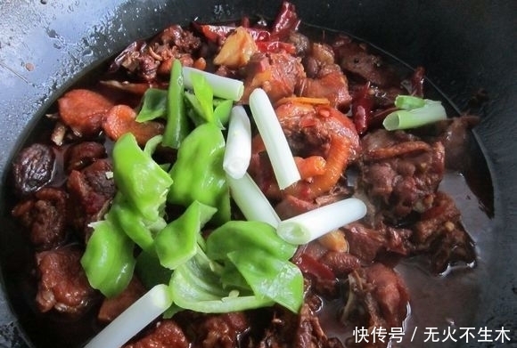 土鸡焖花卷|饭菜一锅出懒人必备,教你制作特色美食土鸡闷花卷,花卷比肉还香