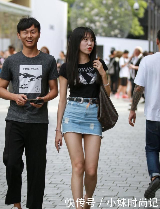 街拍:美女与男朋友逛街, 穿“牛仔短裙”秀身材, 展现“青春活力”
