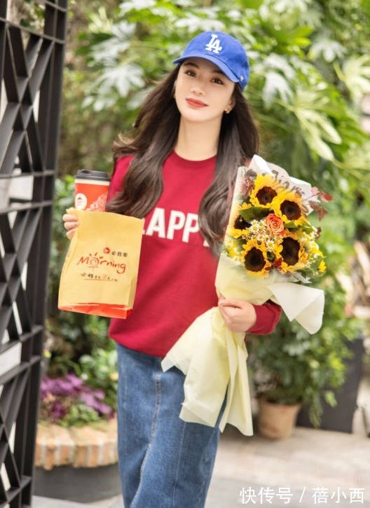 牛仔裤 卫衣才是春季的搭配王者,配裤子、裙子都超美,轻松远离老土感