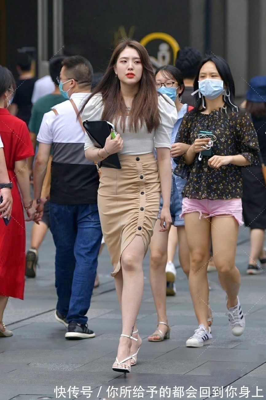 杏色 路边偶遇小姐姐,一件杏色长裙,优雅中带着一丝俏皮!