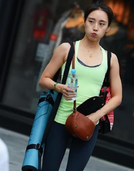 印花连衣裙 气质靓丽的美女,针织衫搭配黄色皮裙,清新减龄又显甜美