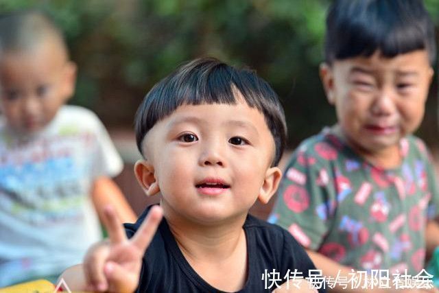 父母|上幼儿园第一天，为何有的娃哭有的不哭不哭的娃多出自这些家庭