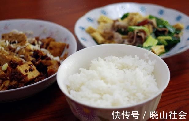 蒸米饭不要只懂加水，牢记2个技巧，蒸出的米饭更好吃，特别实用