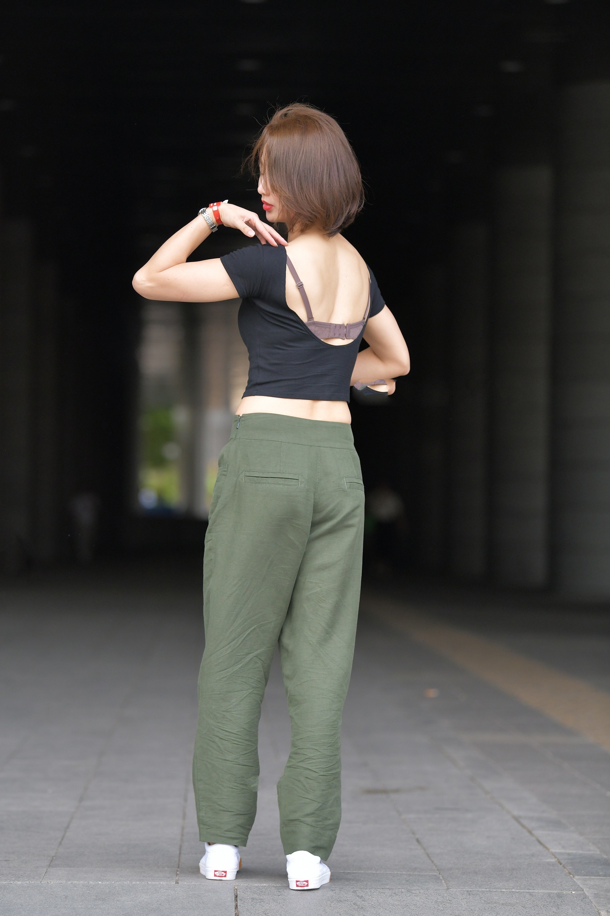 黑色修身短袖搭配绿色工装裤,简单时尚,青春减龄