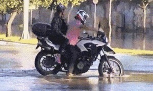 |搞笑GIF趣图:坐摩托车的妹子都被吓到了,没想到车子会掉进坑里