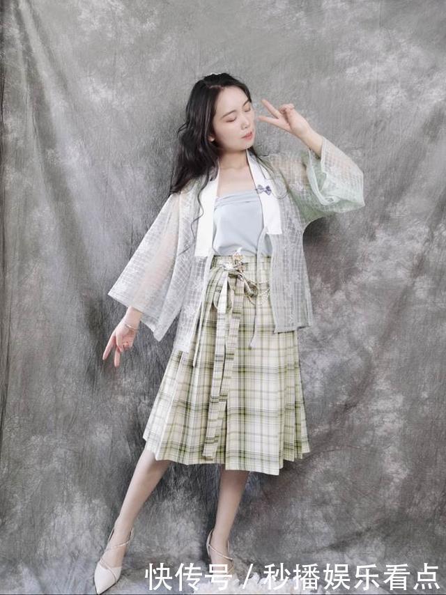 最近流行一种穿法,叫“一半汉服,一半JK”,精致又优雅,太吸睛