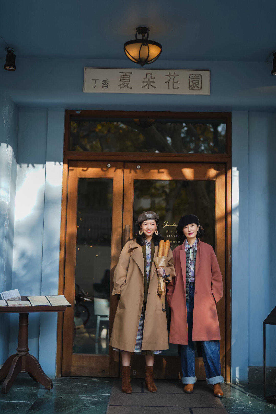 秋冬季节穿上大衣出行，采用了叠穿的方式，显示出了淑女的气息