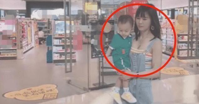 宝妈 “最年轻奶奶”走红,和孙子逛街如同姐弟,网友:我酸了