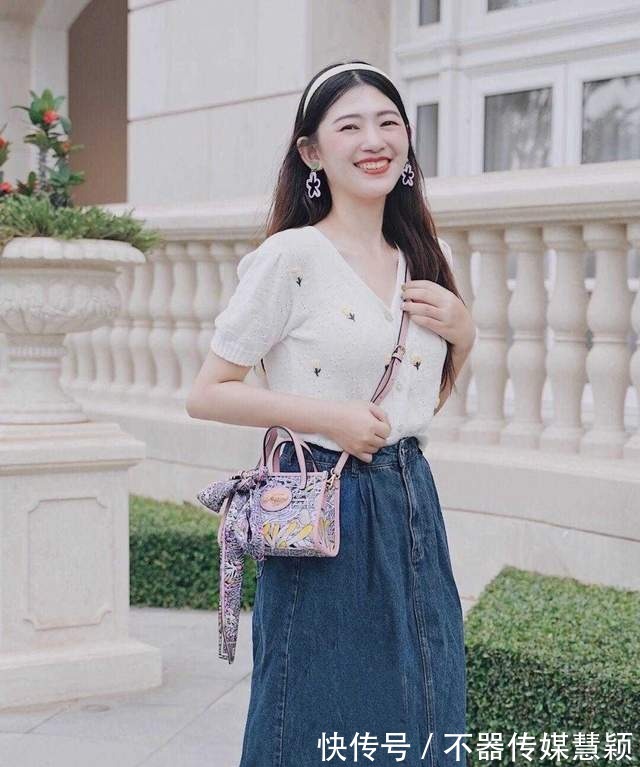 气场|精致的女人自带气场,针织衫配半身裙,女人30岁一样可以很高级