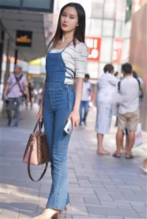 街拍:小姐姐的牛仔背带裤,小女人气息十足,长长的头发很养眼