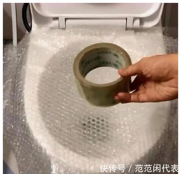 快递里的气泡垫别当垃圾扔了,老婆放在厕所里,一年能省好几百