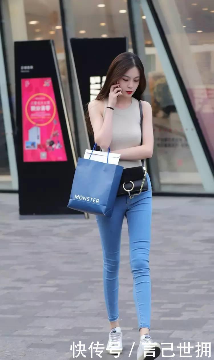 时尚|街拍肉色紧身小背心,搭配蓝色紧身牛仔裤子,回头率好啊