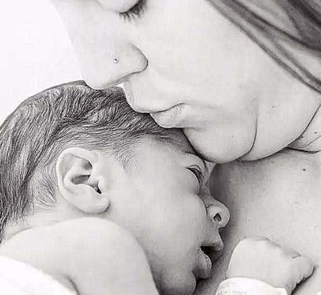 宝宝|产妇难产大出血,才出生的婴儿流泪亲吻妈妈嘴唇,所有医生都哭了