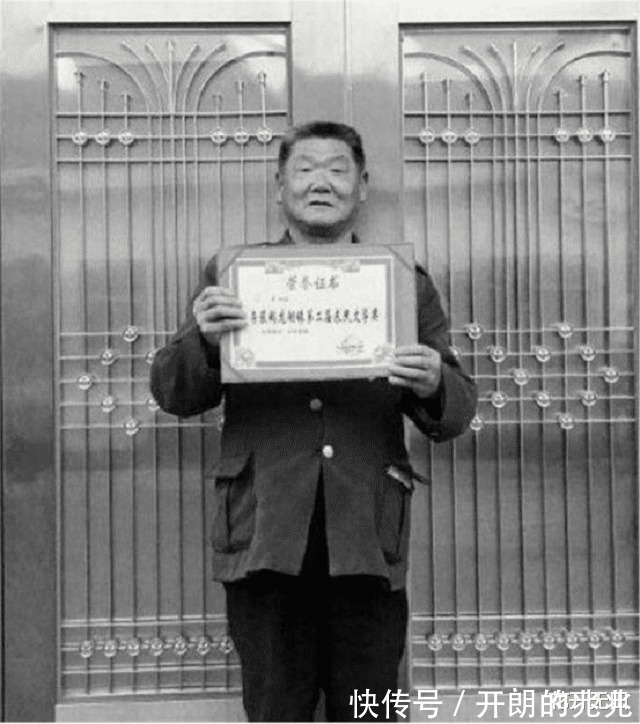 这首诗|70岁老汉仿骆宾王《咏鹅》诗写《咏鸡》,获国家文学奖,有内幕