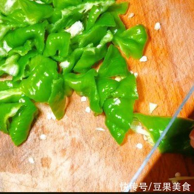 卵磷脂|低脂减脂不长胖，青椒炒蛋脆绿关键～记得这个步骤加点盐