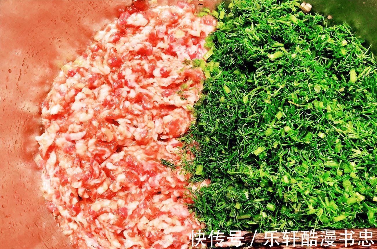 多汁|头伏包饺子，还得用这个菜，皮薄馅大，鲜嫩多汁，老人孩子都爱吃