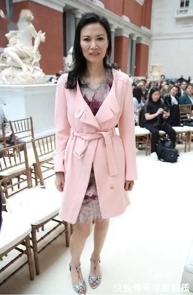 穿搭 邓文迪这次穿搭太成功,浅粉大衣内搭碎花裙,显白显瘦哪像52岁