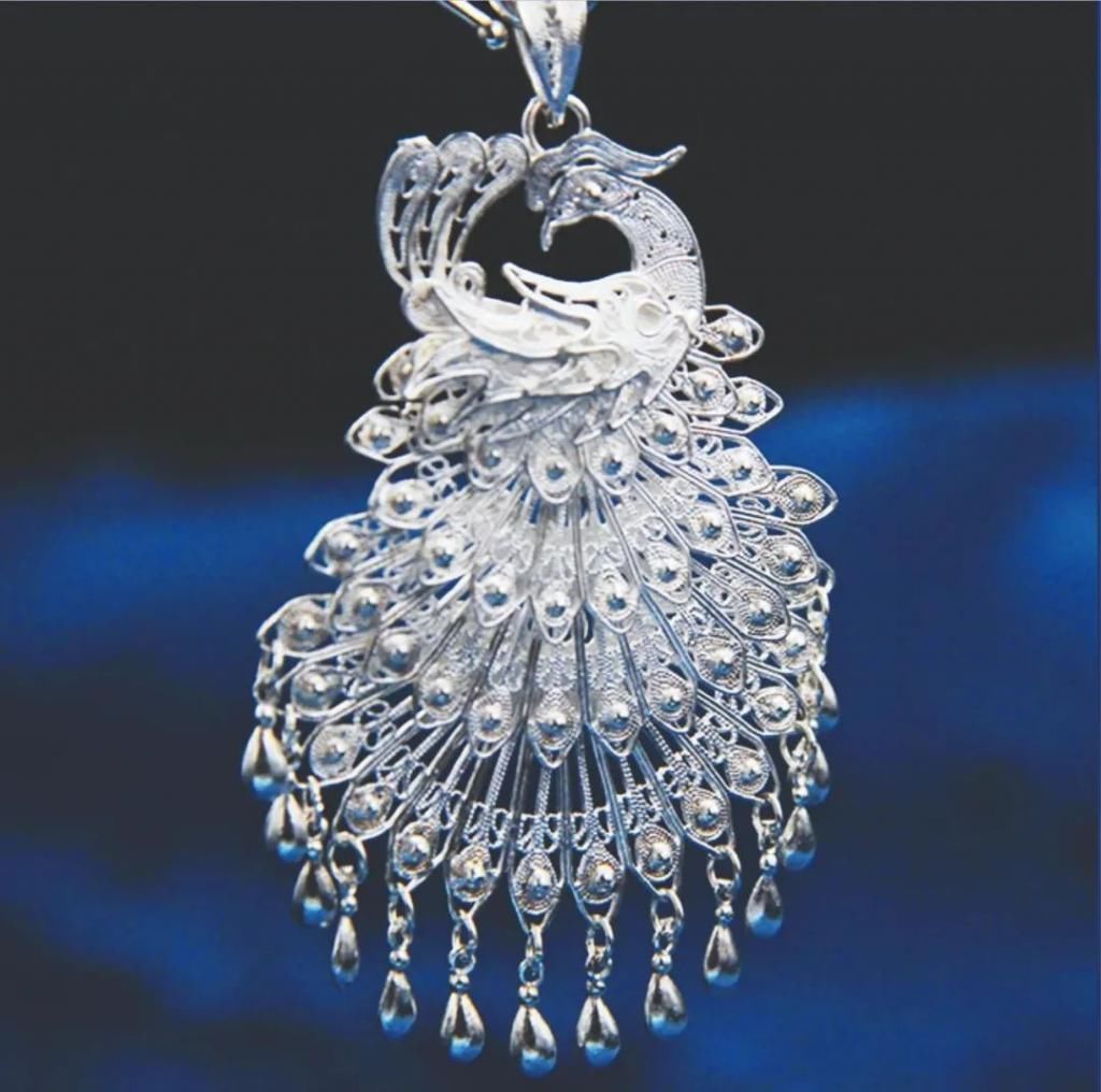 决战|【决战脱贫前线】在凤凰古城,她被苗银之美击中……