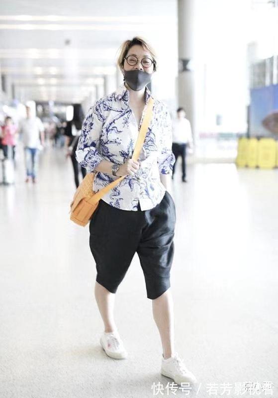 衬衫|58岁毛阿敏穿搭真时髦,花衬衫配五分裤,一头奶奶灰短发好吸睛