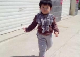 宝宝|新买的鞋子,宝宝穿上就哭,妈妈生气,爸爸却从中抠出一物