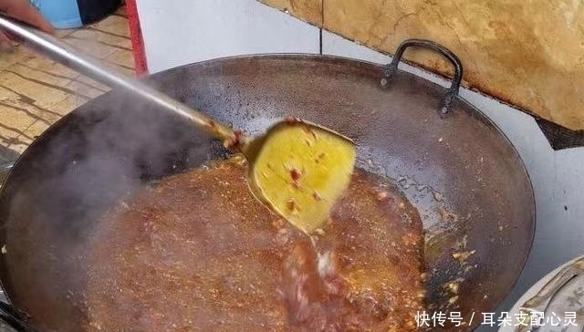 重庆一家开了18年的面馆,藏在坡坡底下,每天食客络绎不绝