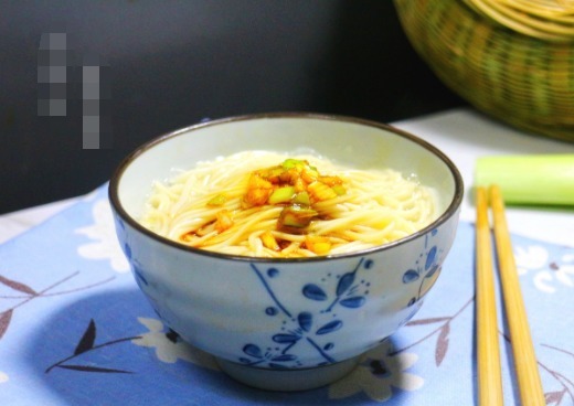 早上起来,3分钟做好的这碗葱花面,汤水鲜香,孩子一碗不够吃