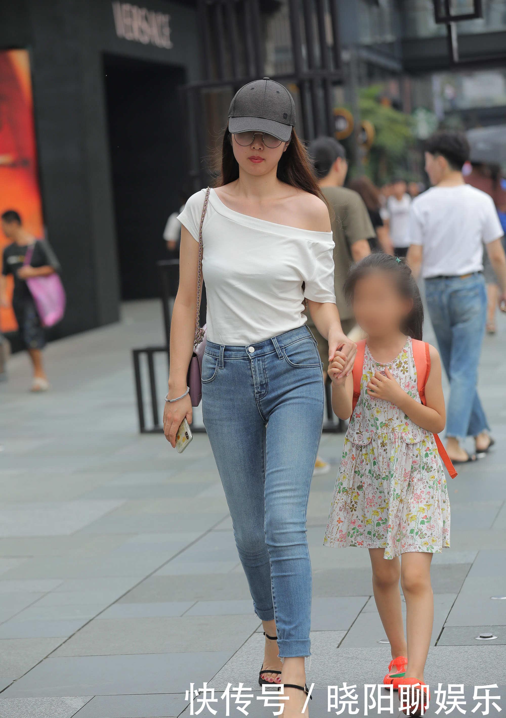 衣摆处|白色T恤和牛仔裤怎样穿才更别致好看?短袖巧变斜肩上衣就可以