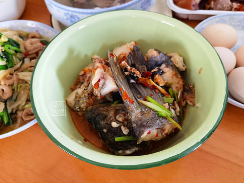 年前去乡下大姨家做客,最后一道菜上桌时我懵了:这是什么习俗?